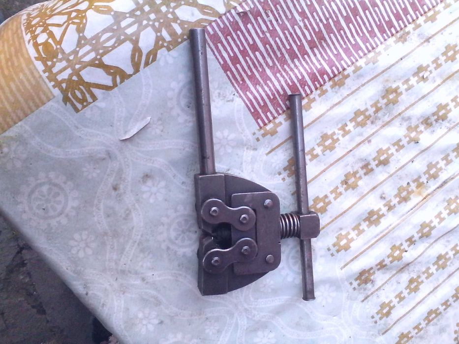 Dispozitiv pentru reparat lant bicicleta