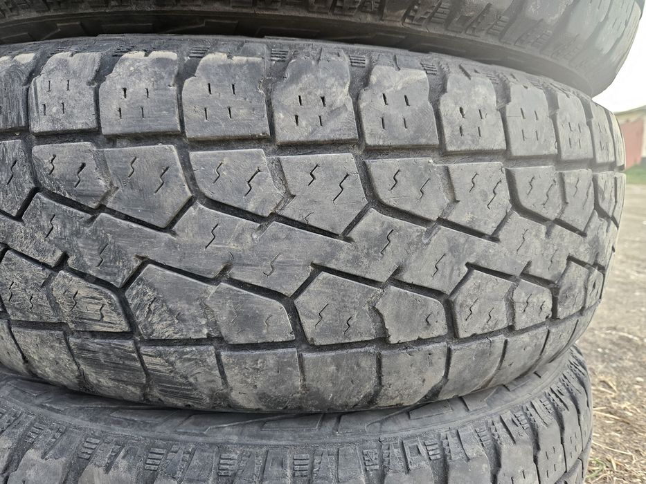 Продам резину 235/75r15