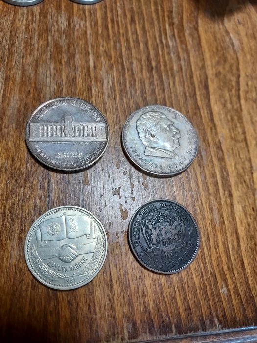 Продавам стари юбилейни монети
