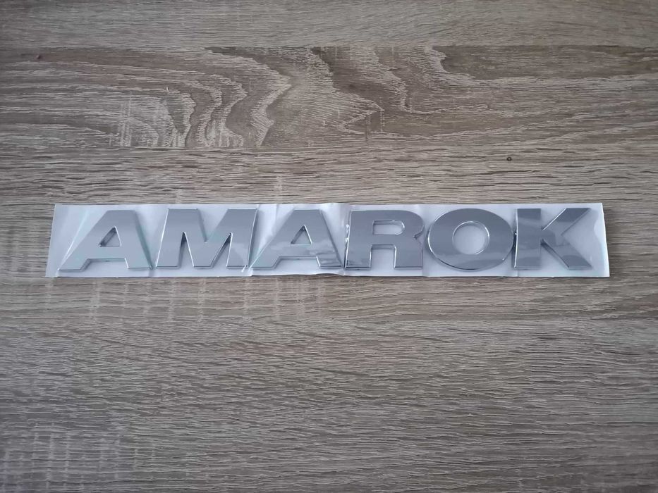 сребрист надпис Volkswagen Amarok