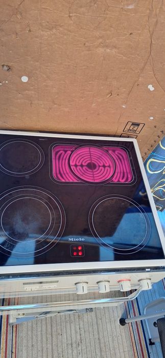 Фурна за вграждане с керамични котлони Miele