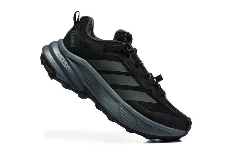 Продавам нови мъжки маратонки Adidas Terrex Trailmaker 2