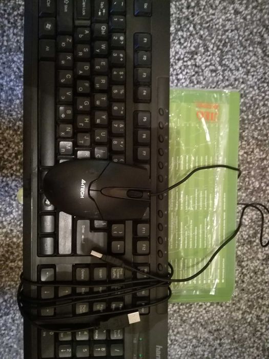 Продавам монитор,клавиатура и мишка.