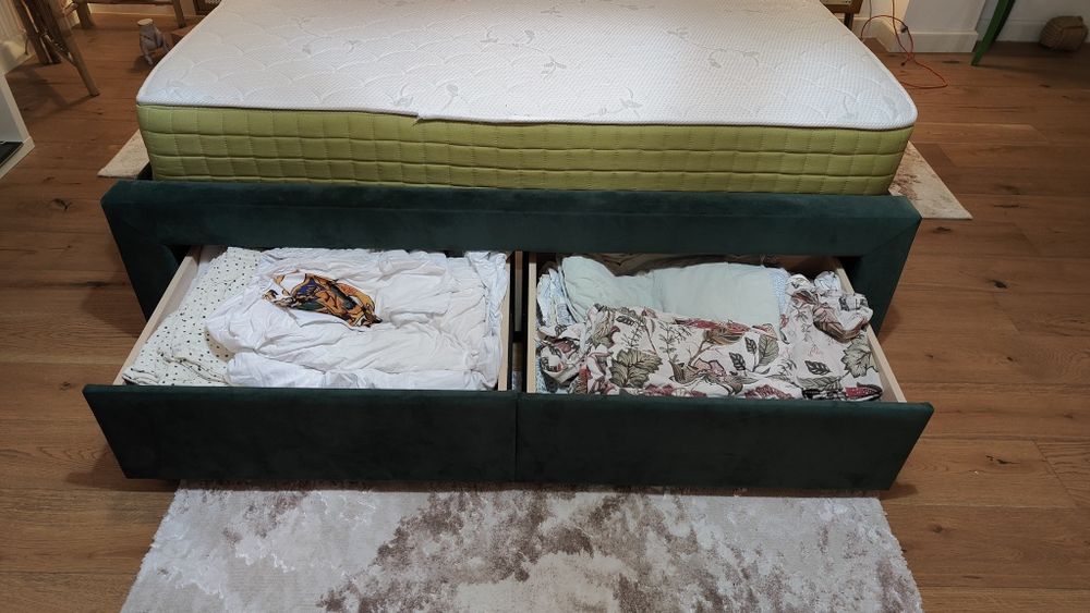 Vând pat tapițat verde smarald cu 4 sertare și SALTEA