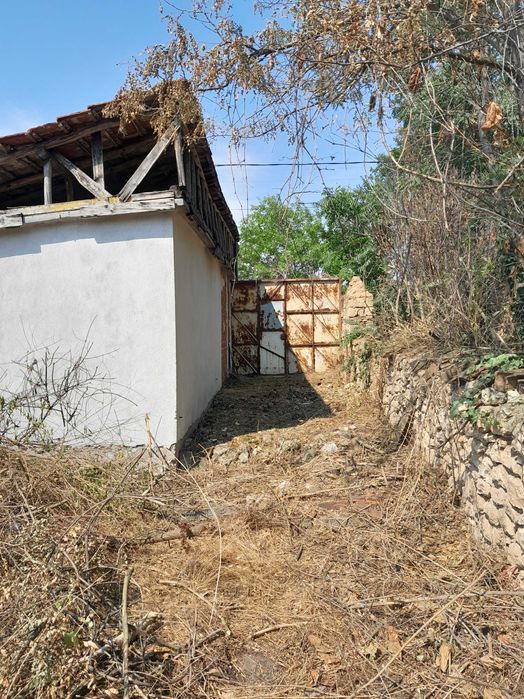 Продавам селска къща с монолитен гараж