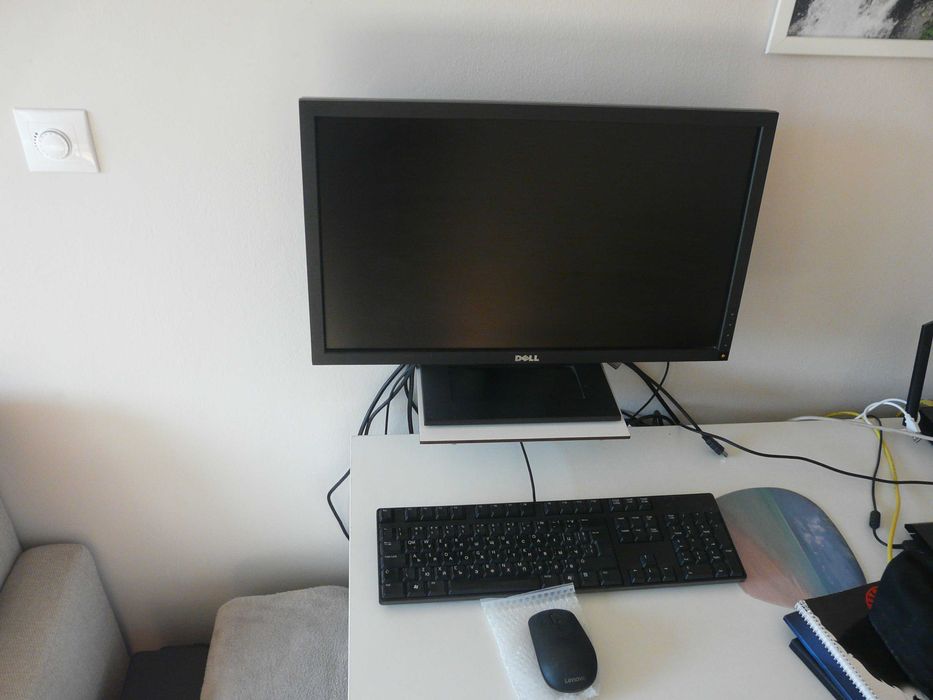 Монитор DELL 23 инча с клавиатура  DELL и всички кабели към него