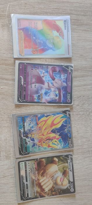 Vând carduri pokemon