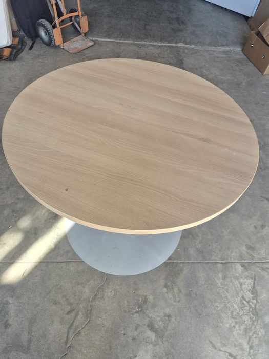 Кръгли маси с метални крака