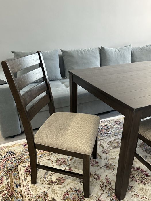 Обеденный стол со стульями