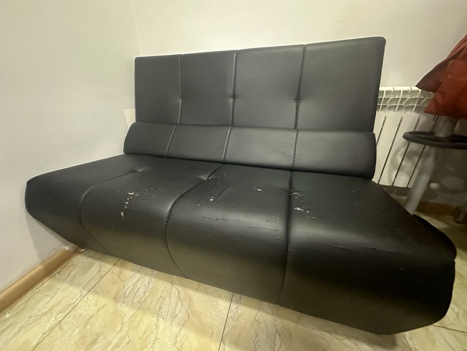 Кожанный диван, черный.