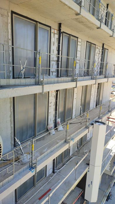 aplicare folie lichida pe tamplarie, protectie profesionala in santier