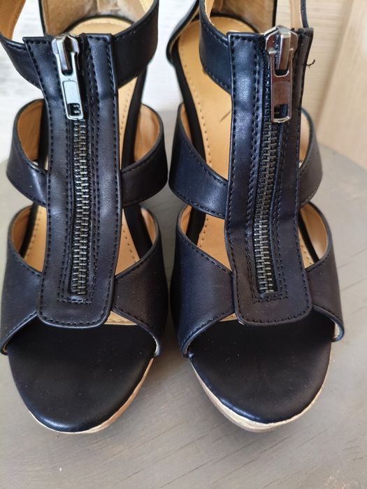 Стильные босоножки на танкетке