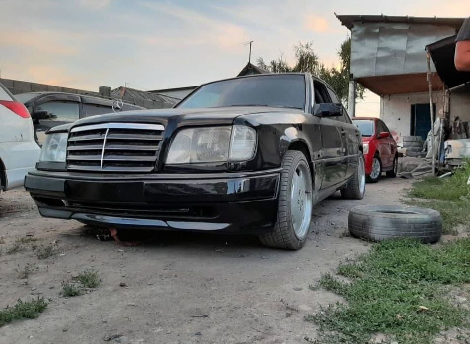 Мерседес W124 передни задний бампер комплект крыло  молдинг фары капот