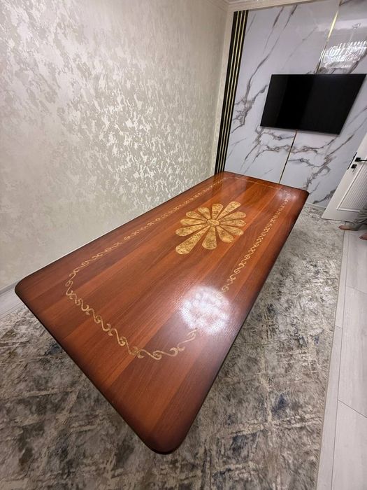 Стол гастинни размери 2.75×1.20 для ползования гостей стод ножки сним.