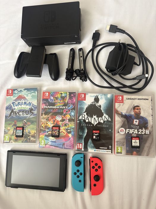 Nintendo Switch + 4 jocuri originale,stare excelentă.