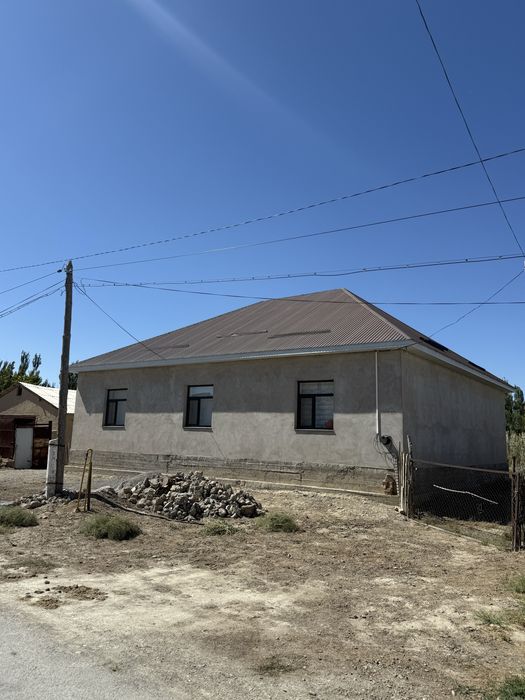 Тез арада үй сатылады.