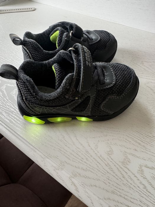 Детские кроссовки