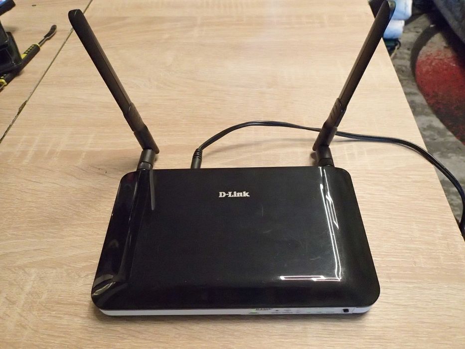 Router cu slot sim la 12v / 4G : D-LINK DWR 921 B. liber in orice retea