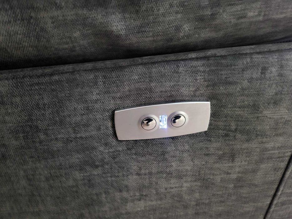 Сив ъглов диван от плат с електрически релаксиращ механизъм