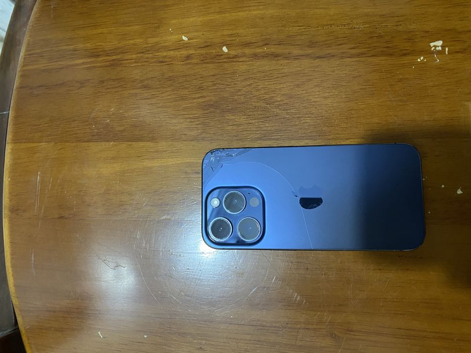 iphone 15 pro , заблокирован мошейниками,