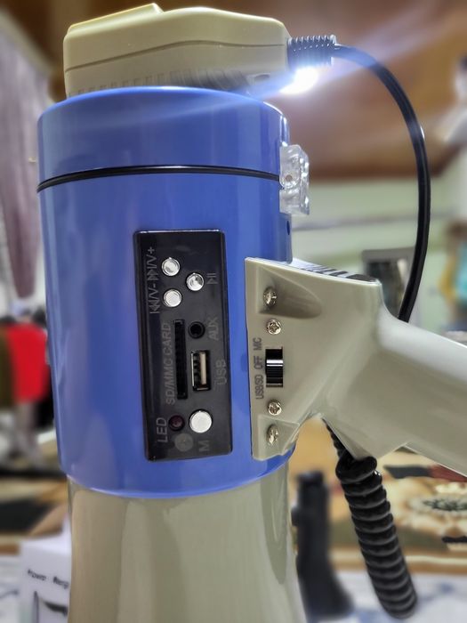 Megafon, karnay,громкоговоритель Watt
Цвет: Серо-синий
Масса: 1,5 кг
Р