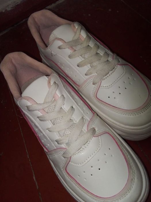 аяқ киім сатылады!