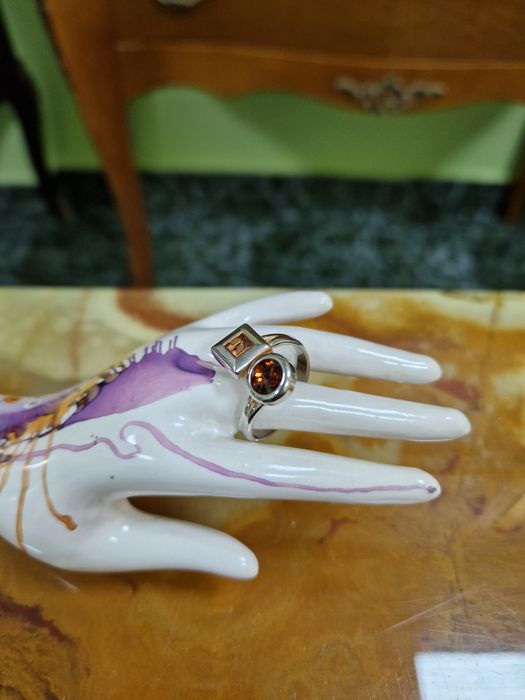 Прекрасен антикварен дамски сребърен пръстен с гранати