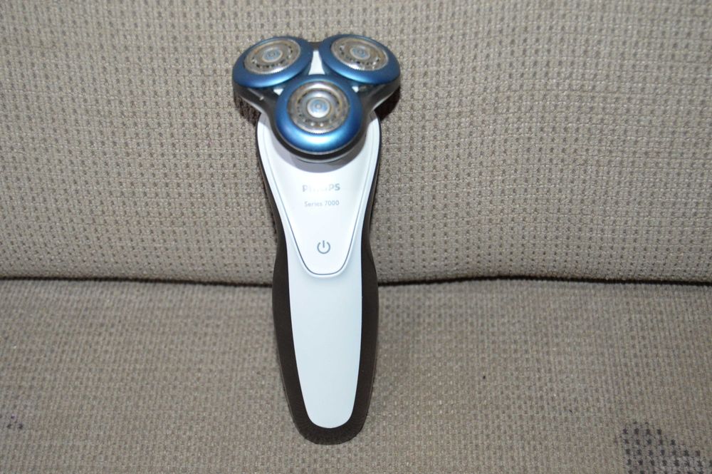 Aparat de ras Philips Series 7000 (S7710/26) + statie de curatare