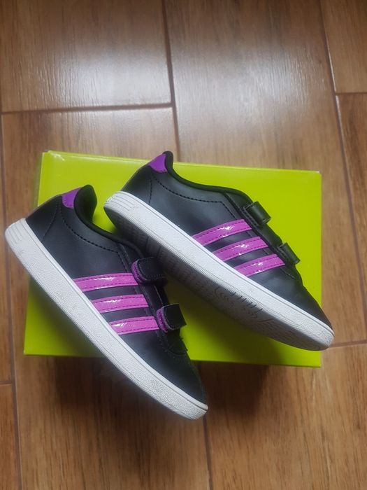 Adidași                  .