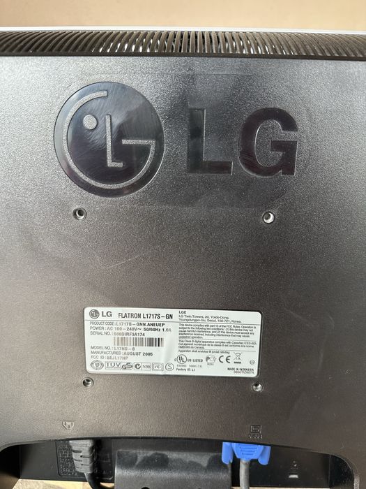 Monitorul LG Flatron L1717S functional , cabluri incluse