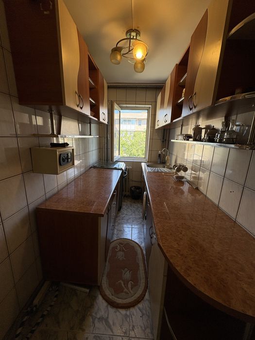 Vand apartament cu 2 camere decomandat in zona crihala