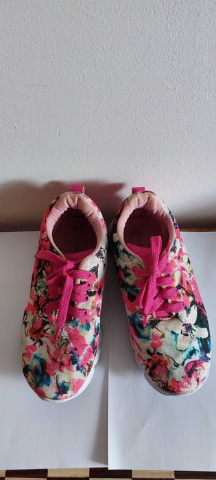 Кроссовки для девочки размер 34