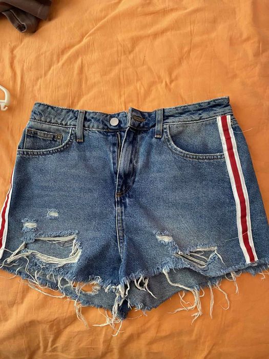 Страхотни два чифта къси панталони в бял и син цвят