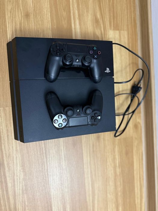 Vând consola jocuri PS4