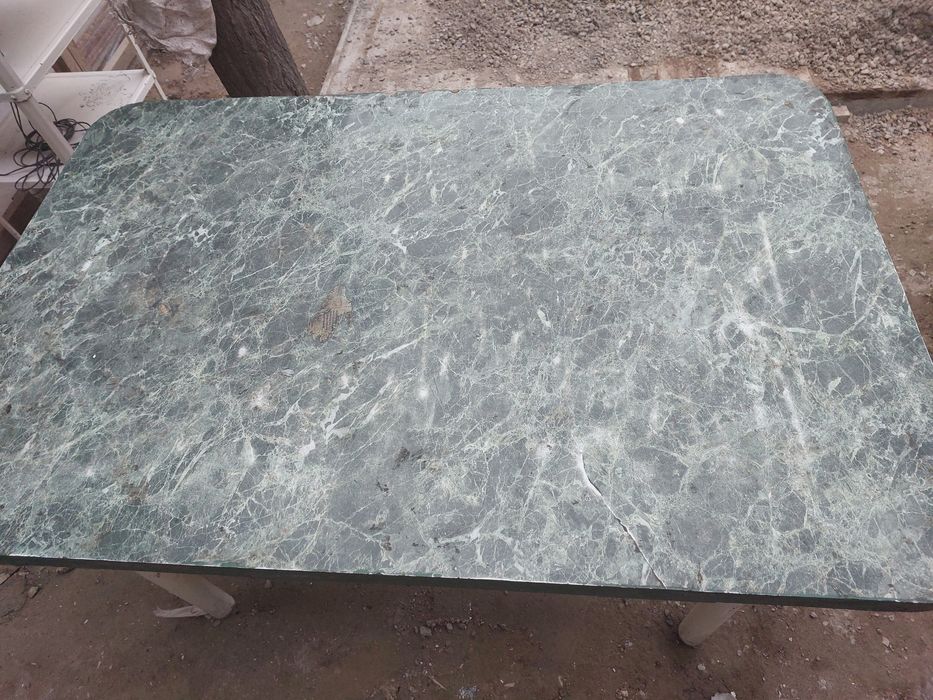 Продам стол с железными ножками