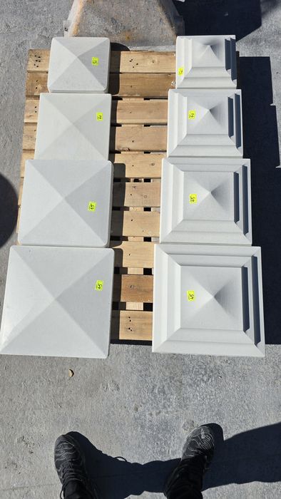 Capace/coame /glafuri/bile de  gard din ciment alb