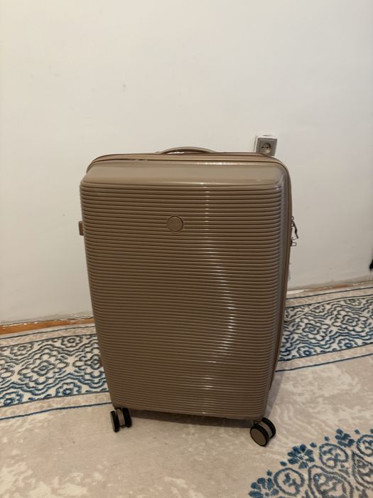 Продам чемодан новый размер Л