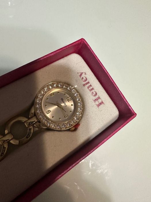 Нов! Часовник за акушерки закачаш се на униформата