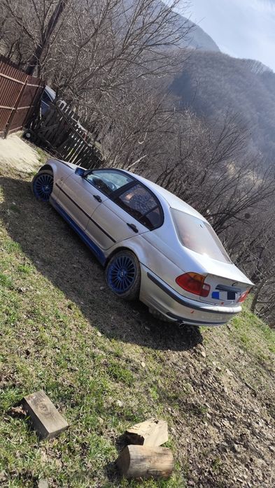 Vând BMW e46 pentru dezmembrat.