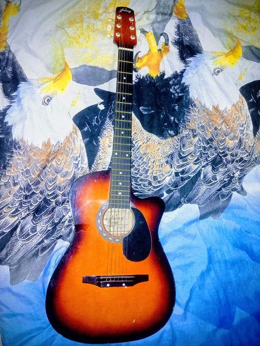 Продам срочно Гитара шестиструнный