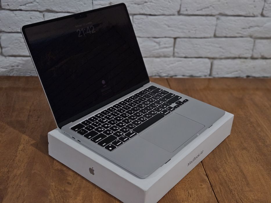 Продам macbook air 13 m3 батарея 100% 4 цикла полный комплект