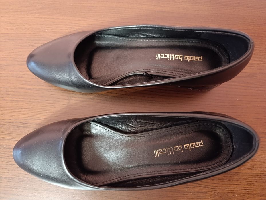 Елегантни дамски обувки за малко краче :)