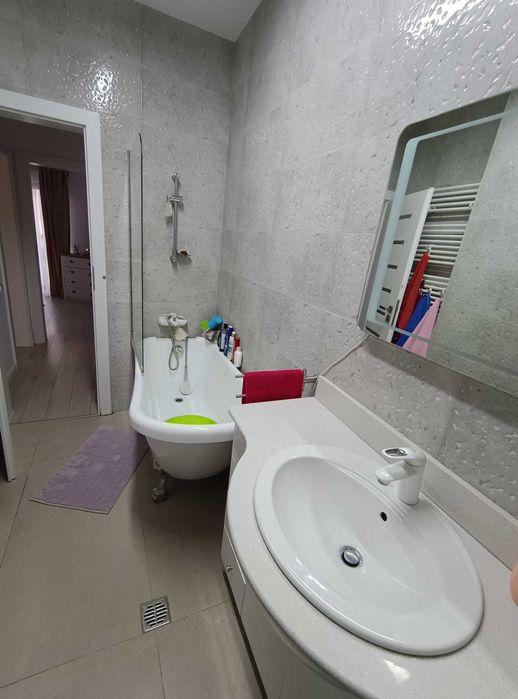 Ofer spre inchiriere apartament cu 3 camere decomandate, in centru, in complex rezidential