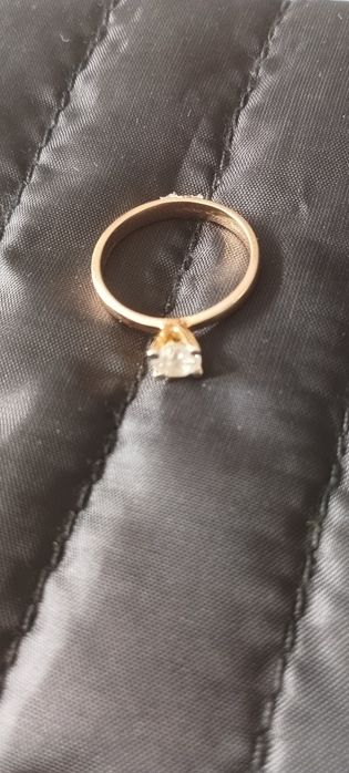 Кольцо с бриллиантом