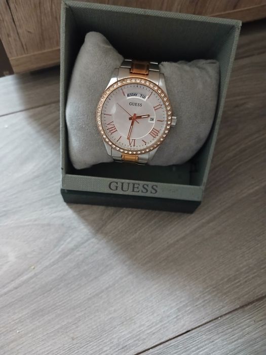 Ceas guess in cutie