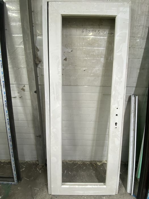 Б/у пластиковая дверь белая