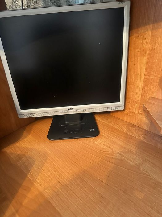 Продам компьютерный стол