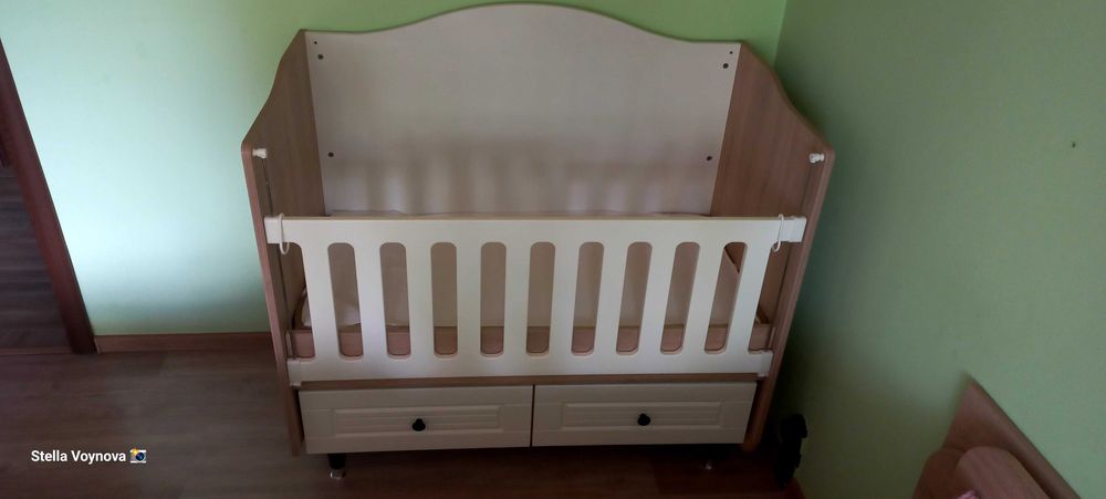 Люлееща, дървена бебешка кошара