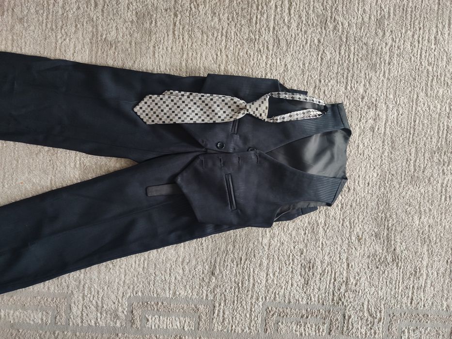 Продам костюм тройку на мальчика