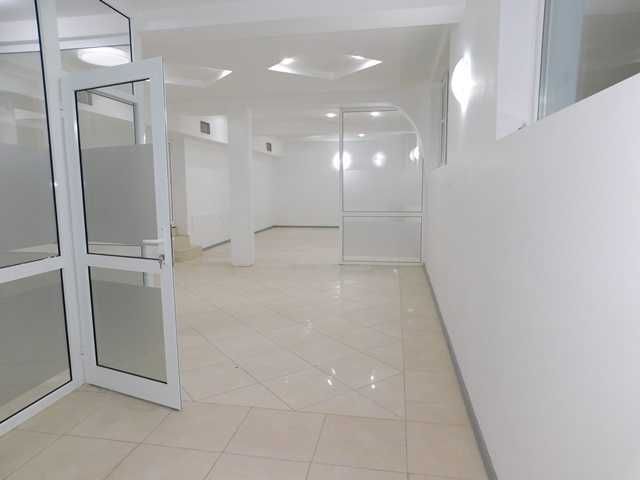 Търговски обект/ салон/ офис/детски център, Център, 190 кв.м.